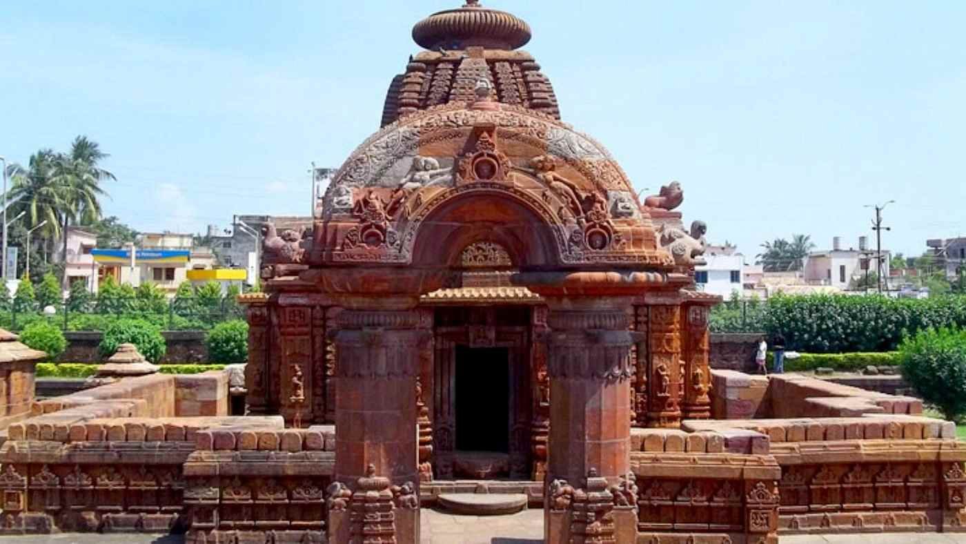 Front view of Mukteswara Temple in Bhubaneswar showcasing the beautifully carved torana gateway and ancient Kalinga architecture.