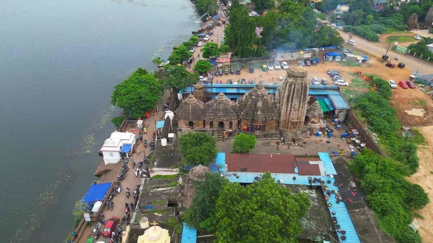 Aerial view of Ananta Vasudeva Temple beside Bindu Sagar Lake in Bhubaneswar, Odisha.