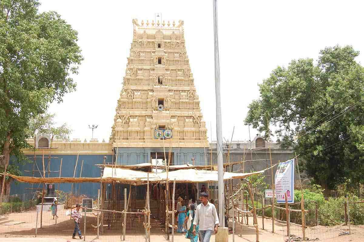 Sri Kaleshwara Mukteswara Swamy Temple entrance with majestic Rajagopuram at Kaleshwaram, Telangana