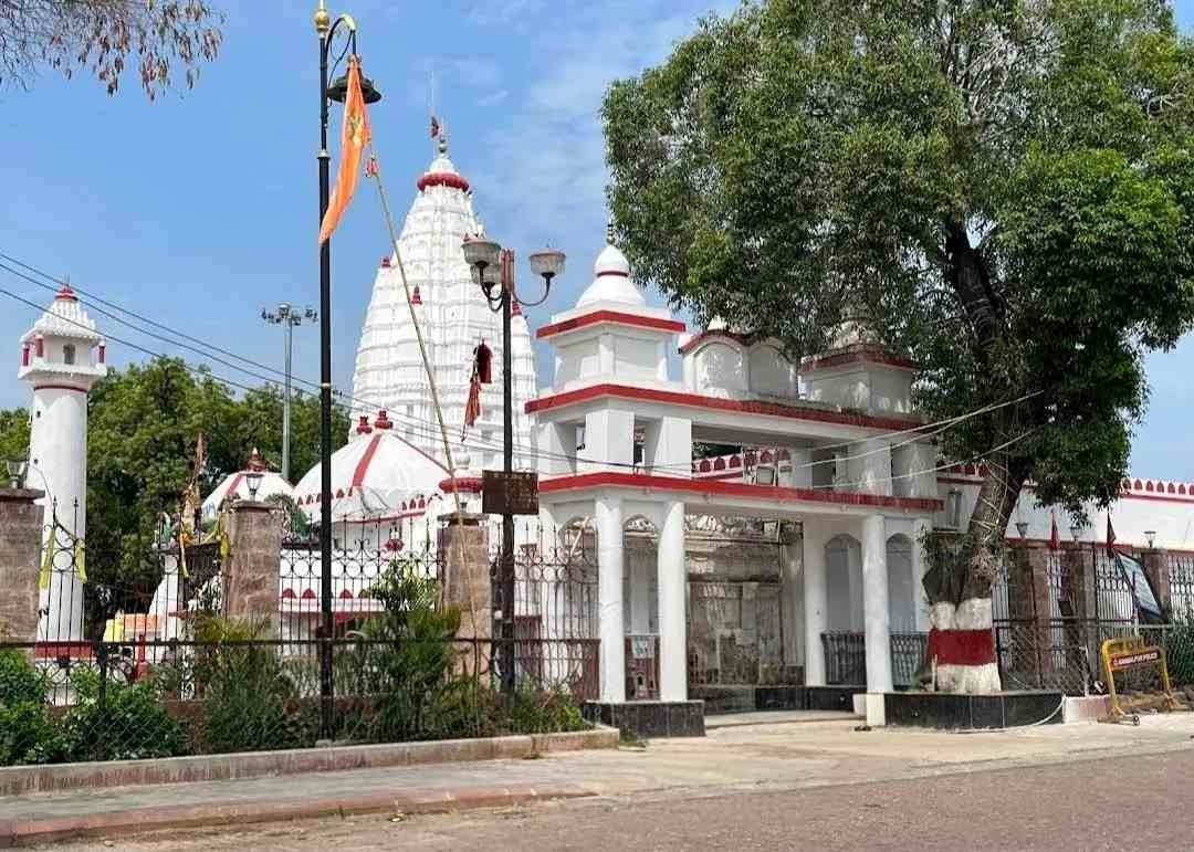 Front entrance view of Maa Samaleswari Temple in Sambalpur, Odisha.